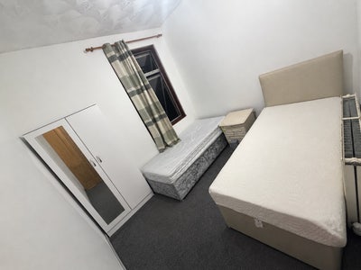 Bed space available near station- ilford area Main Photo