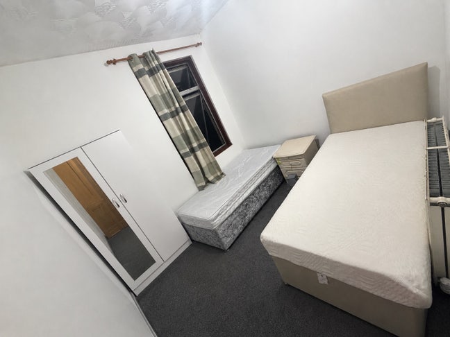 Bed space available near station- ilford area Main Photo