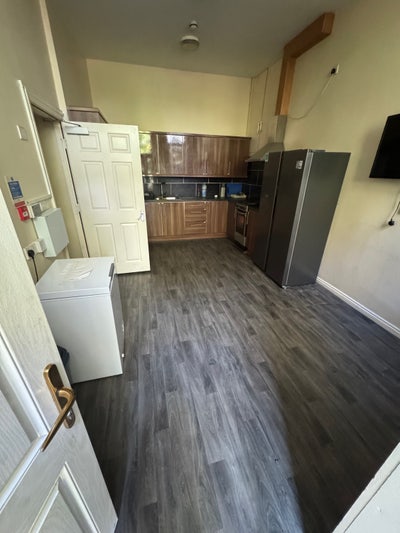 Single En suite Room for Students & Professionals Main Photo