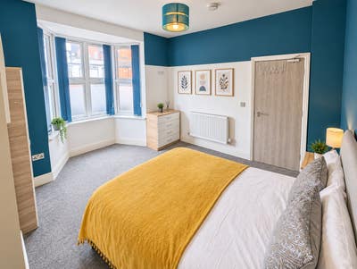 ** Large Modern Room City Centre -No Bills To Pay! Main Photo