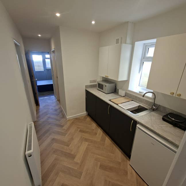 Newly decorated annex, with shower and kitchen. Main Photo