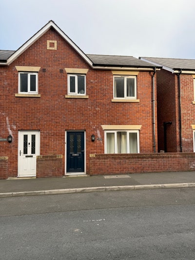Lovely Modern Semi Detached House  Main Photo