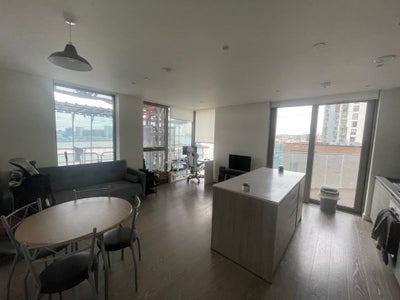 Spare room 2 bed flat, bathroom, concierge, gym  Main Photo