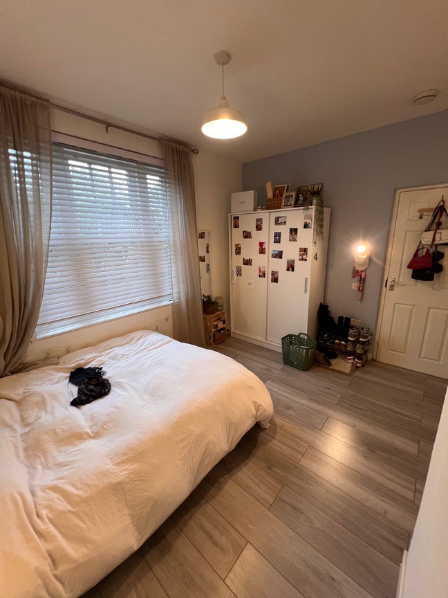 Large modern en-suite bedroom in great location Main Photo