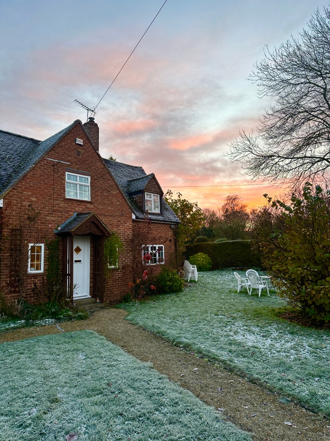 Double bedroom in countryside cottage Main Photo