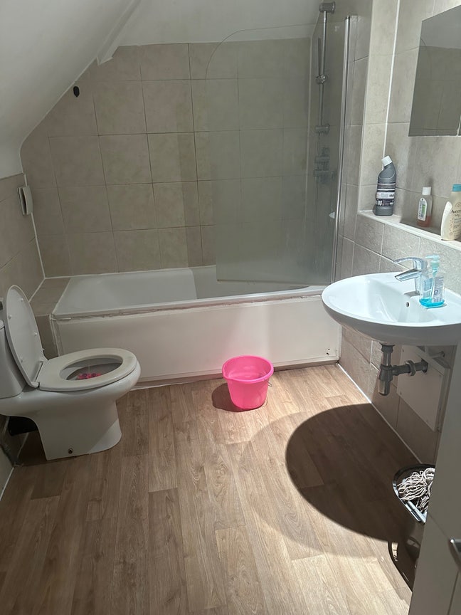 Flat with 2 bed from with shared kitchen and toil  Main Photo