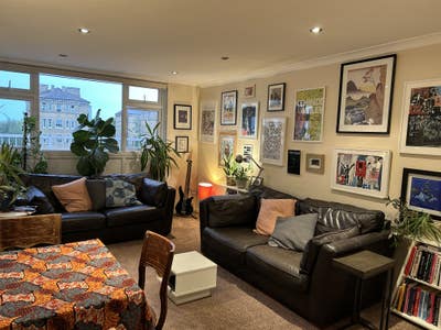Large double room in south-facing split-level flat Main Photo