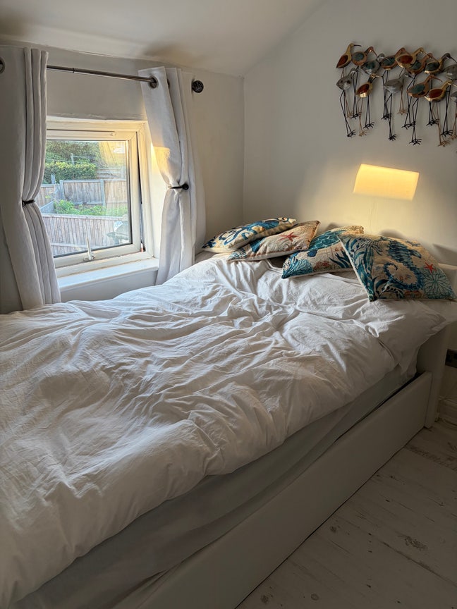 Lovely Room to rent in sought after village  Main Photo