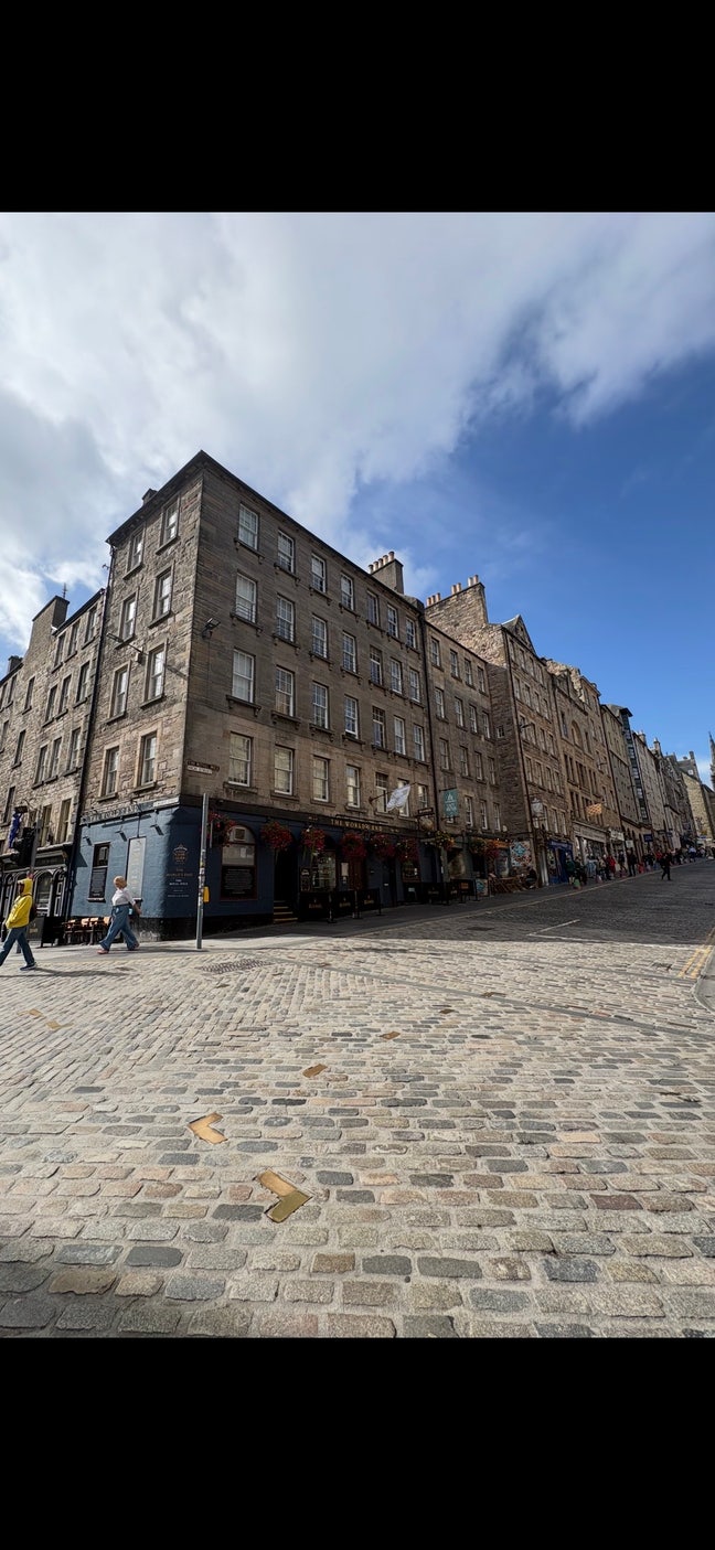 Large Single Room - On Edinburghs High Street Main Photo