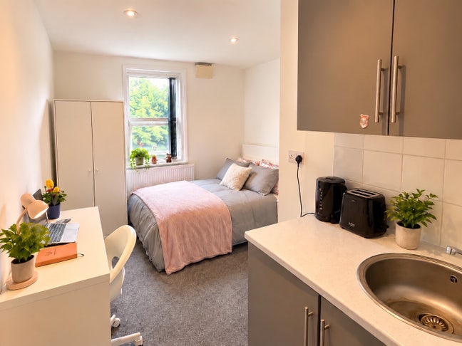 En-Suite Double Room + Kitchenette + All Bills Inc Main Photo