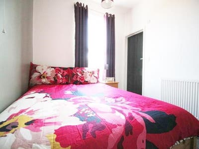 Bright Double En-suite Room 🏡|All Bills Included Main Photo