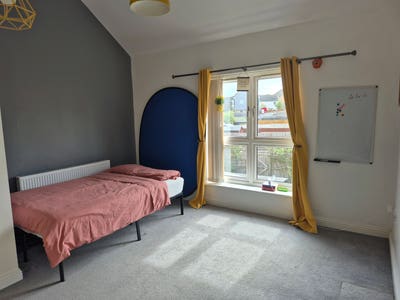 Spacious double bedroom for working professionals Main Photo