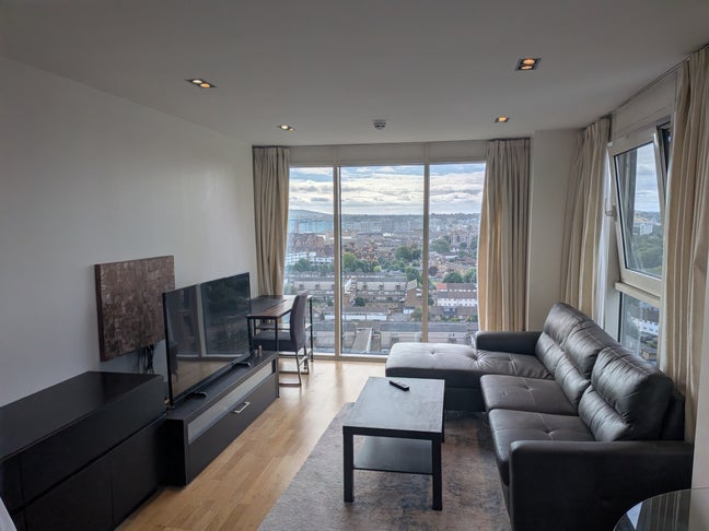 Spacious Double Room in Modern Canary Wharf Main Photo