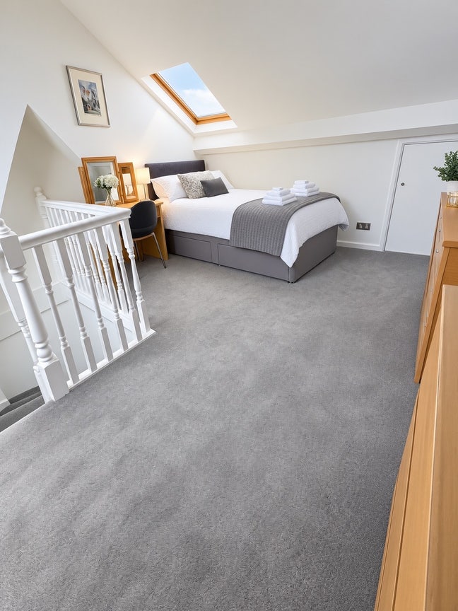 Large Room  Ashton.  Main Photo