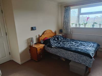 Large room - all bills included Main Photo