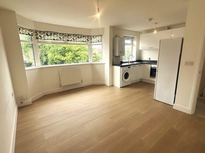 Spacious Flat on a Quiet Road Main Photo