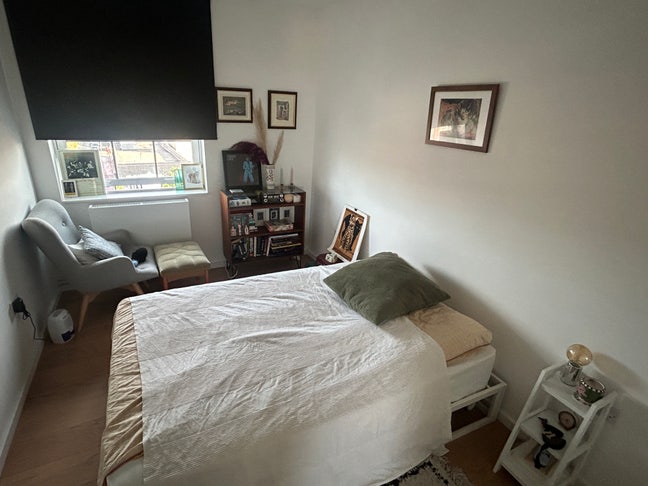 Double room in light-filled Hackney flat Main Photo