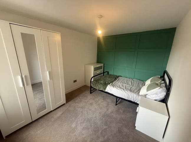 Newly Refurbed | Sole Access Bathroom| Town Center Main Photo
