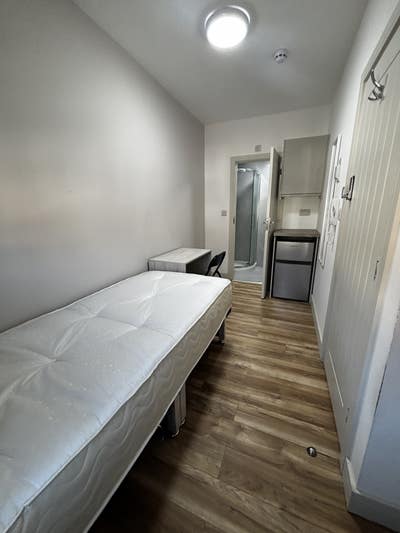 Spacious Single En-Suite Room - 5min walk to WGH Main Photo