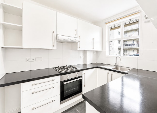 Spacious 3-bedroom flat for families or 2 sharers. Main Photo