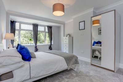 Lovely Hanger Lane Room Main Photo