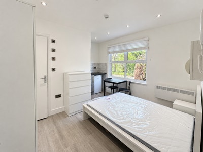 Lovely Studio Flat to rent in EN6. Main Photo