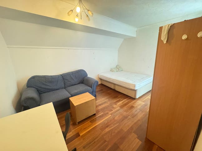 A big room available in - SE16  Main Photo