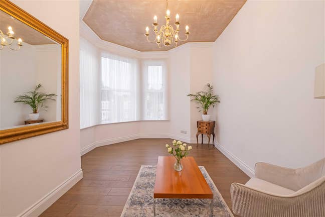 Spectacular flat, high ceilings, secure entrance! Main Photo