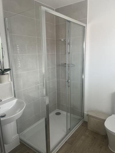 Double Bedroom with ensuite in new build house   Main Photo