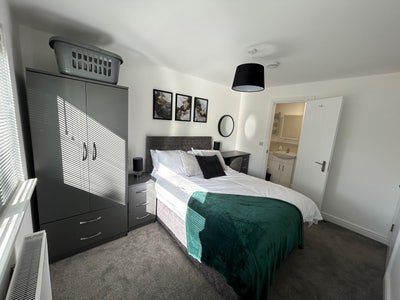 Beautiful Double En-Suite Bedroom  Main Photo