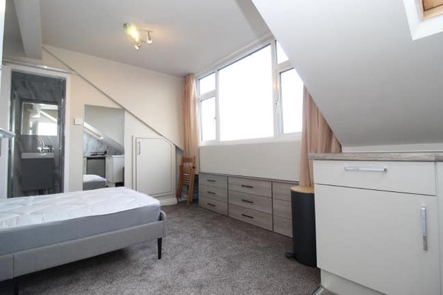 Newly Refurbished Large Double Bedroom To Rent  Main Photo