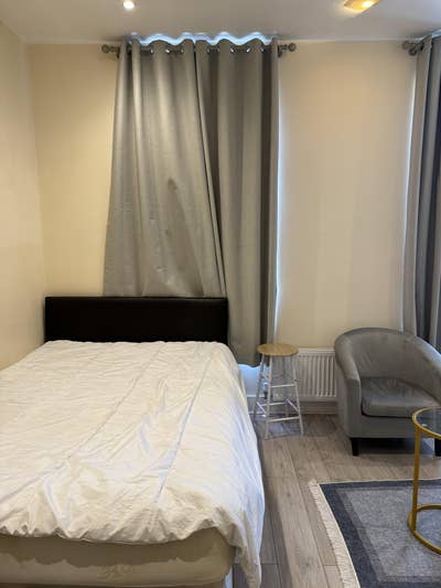 Double Room Available close to station n9 Main Photo