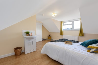 Huge Top Floor Double | 2 Large Bathrooms | Bromle Main Photo