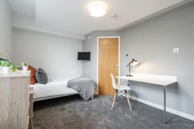 1 double bed room availabe with TV and ensuite  Main Photo