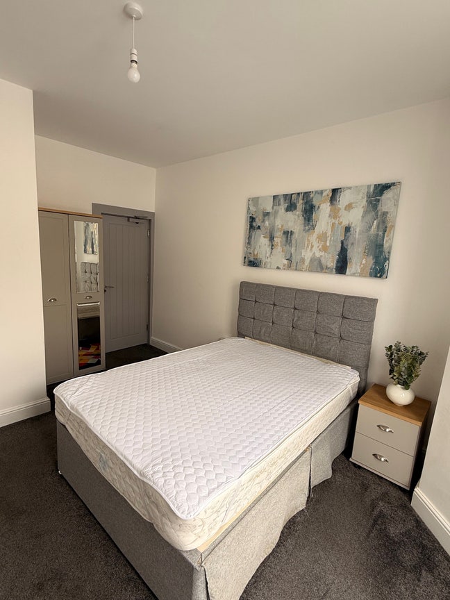 Large En-Suite Room Bills Included Main Photo