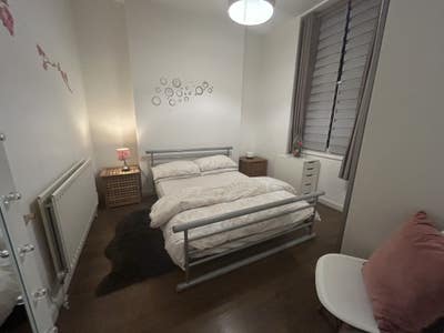 Hammersmith grove lovely quiet flat & bills Incl. Main Photo