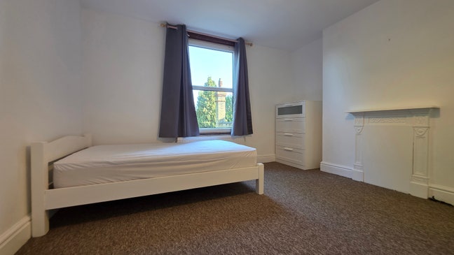 Room in convenient city location near the river Main Photo