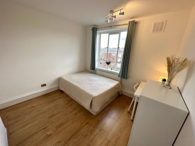  🌕 ROOM available in 4 modern 4 bed - NOW Main Photo