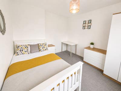 ** New Beautiful Quality Room -All Bills Included! Main Photo