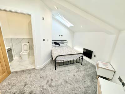 Premium Ensuite Room ✨ Modern 3-Bed Flat Share Main Photo