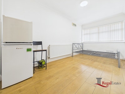 Double Ensuite Room Near Burnt Oak Station Main Photo