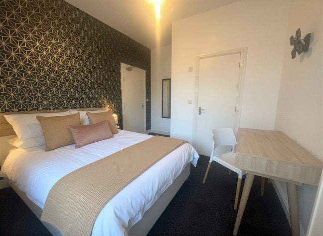 Bright and airy room - with shower room! Main Photo