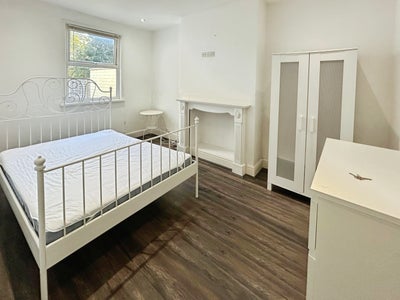 Fully furnished double bedroom in Soundwell Main Photo