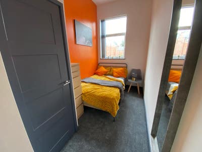  CV1  Far  Gosford–  Premium  ensuite  Room Main Photo