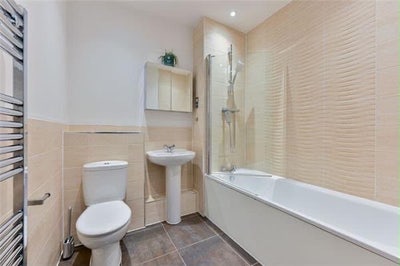 2 Bedroom, 2 Bathroom Balham Flat Main Photo