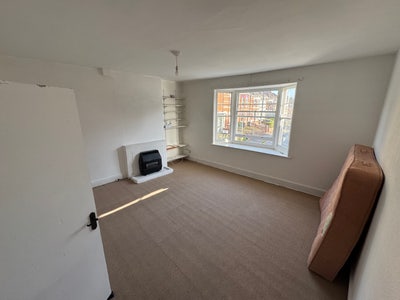 Three bedrooms flat  Main Photo