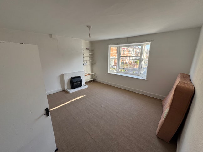 Three bedrooms flat  Main Photo