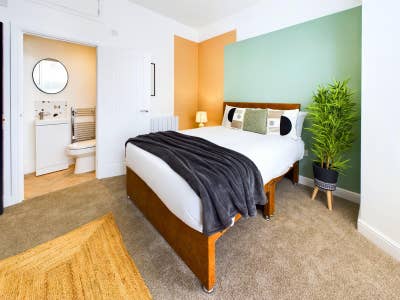 🔥 Luxury En-Suite Room | 900mb Broadband | Prime  Main Photo