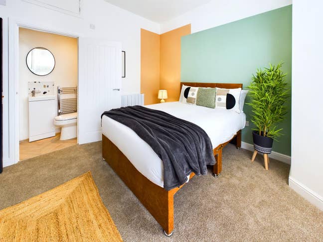 🔥 Luxury En-Suite Room | 900mb Broadband | Prime  Main Photo