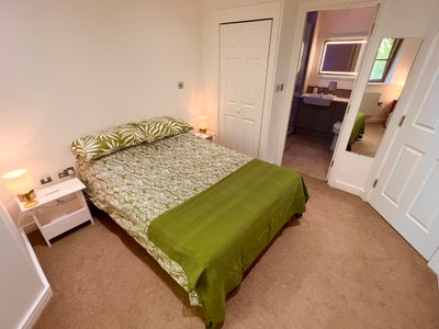 Immaculate double en-suite w/ free secure parking Main Photo